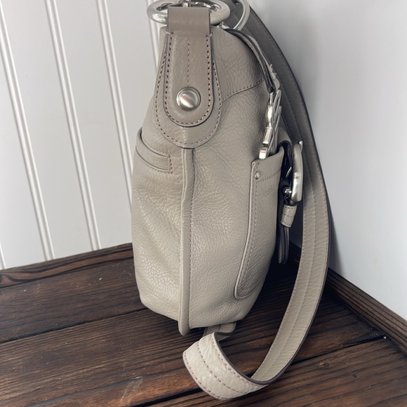 B Makowsky Taupe Pebbled Leather Shoulder Bag - Picture 6 of 7